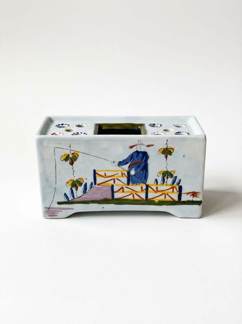 Vintage Williamsburg Restoration Chinoiserie Delft Flower Brick Frog Vase